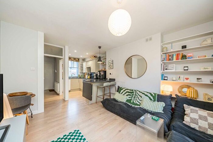 2 Bedroom Flat For Sale In Fieldway Crescent, Highbury, N5