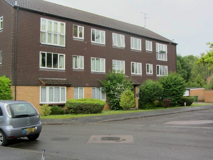 2 Bedroom Flat To Rent In Hallington Close, Goldswoth Park, Woking GU21