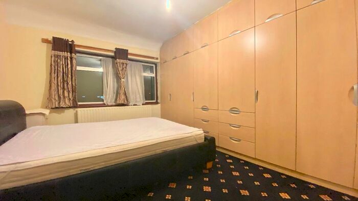 4 Bedroom Semi-Detached House To Rent In Review Road, London, NW2