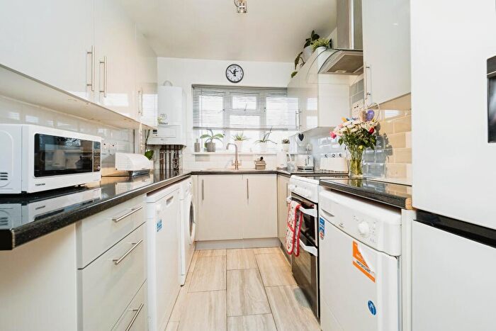 2 Bedroom Flat To Rent In Billet Road, Romford, RM6