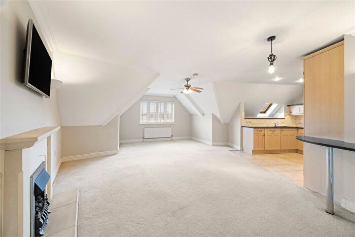 2 Bedroom Flat To Rent In Portsmouth Road, Cobham, Surrey, KT11