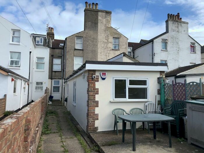 2 Bedroom Ground Flat To Rent In Bayford Road, Littlehampton, BN17