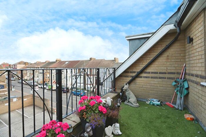 2 Bedroom Flat For Sale In Broadway, Sheerness, Kent, ME12