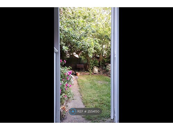 2 Bedroom Flat To Rent In Undine Street, Tooting, SW17