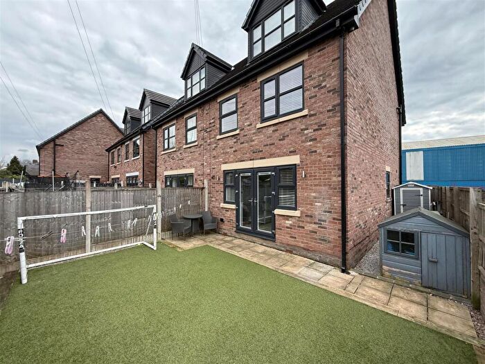 4 Bedroom Semi Detached House For Sale In Talbot Road, Hyde, SK14