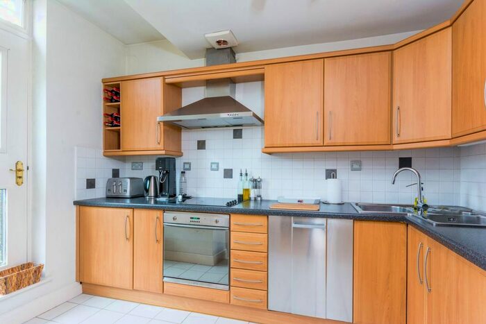 2 Bedroom Flat To Rent In Heathfield Terrace, Chiswick, London, W4