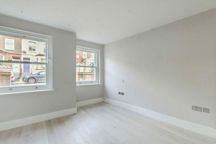 1 Bedroom Flat To Rent In Gayford Road, Shepherd's Bush, London, W12