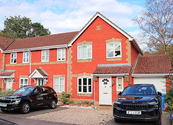 3 Bedroom End Of Terrace House For Sale In Collingwood, Farnborough, GU14
