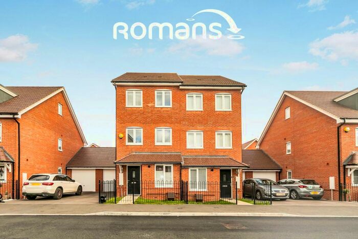 4 Bedroom Town House To Rent In Elm Drive, Woodley, RG5