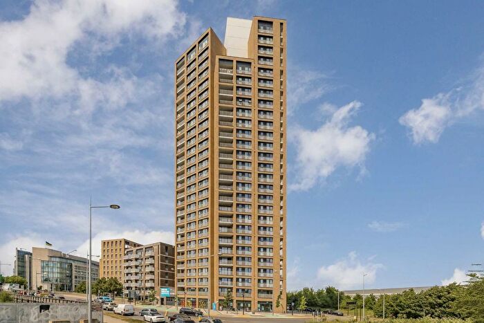 2 Bedroom Flat To Rent In Lakeside Drive, London, NW10