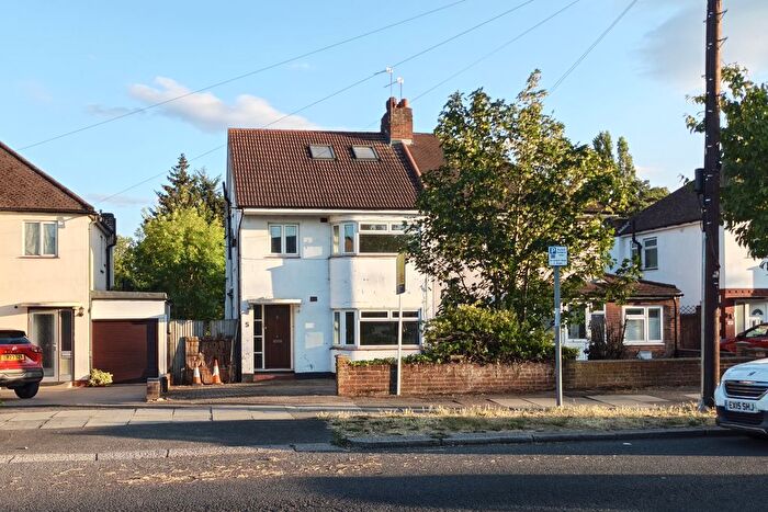 4 Bedroom Semi-Detached House For Sale In Devonshire Road, London, NW7