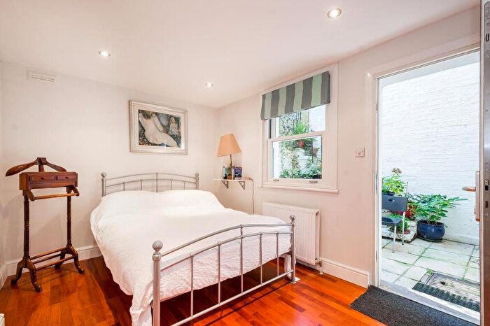 2 Bedroom Flat To Rent In Campden Grove, London, W8