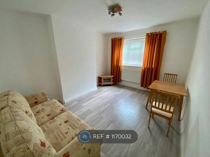 1 Bedroom Flat To Rent In Doland Court, London, SW17