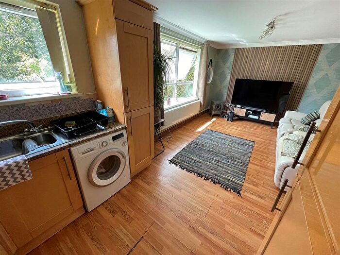 1 Bedroom Flat For Sale In Llys Newydd, Llwynhendy, Llanelli, SA14