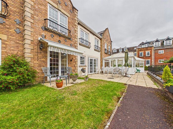 1 Bedroom Flat For Sale In Pegasus Court, Park Lane, RG31