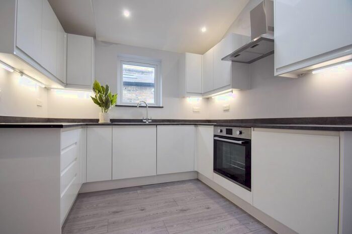3 Bedroom Flat To Rent In Ridley Road, London, SW19