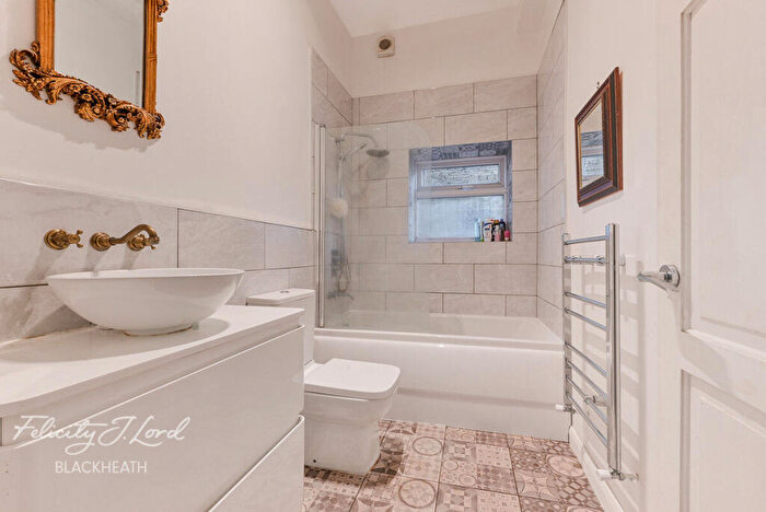 2 Bedroom Apartment For Sale In Charlton Road, London, SE3