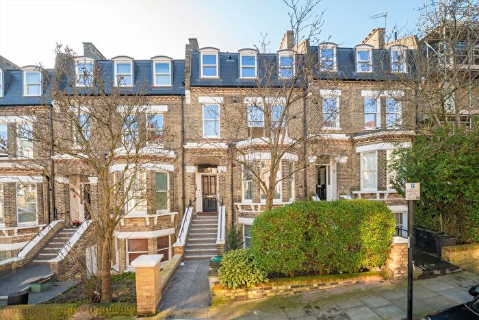 2 Bedroom Flat For Sale In Wyndham Crescent, Upper Holloway, N19