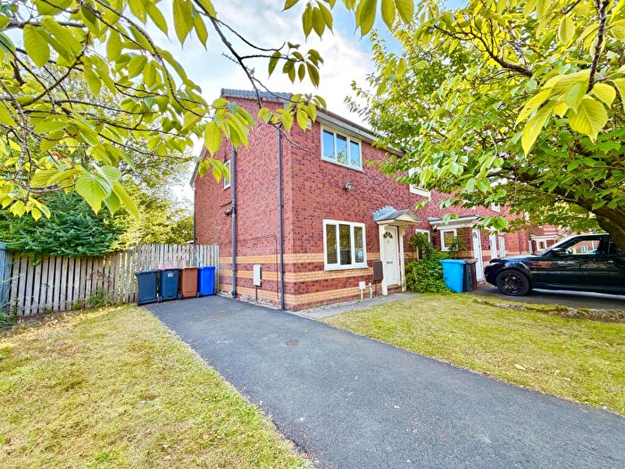 3 Bedroom Semi-Detached House For Sale In Velour Close, Salford, M3
