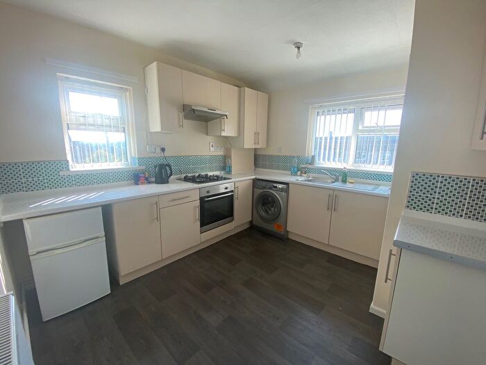 2 Bedroom Flat To Rent In Lymington Drive, Bradford, West Yorkshire, BD4