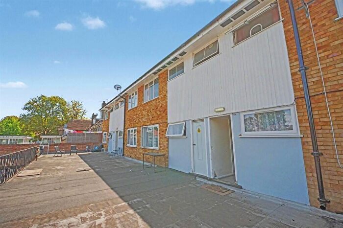 2 Bedroom Flat For Sale In Kingston Road, Epsom, KT19