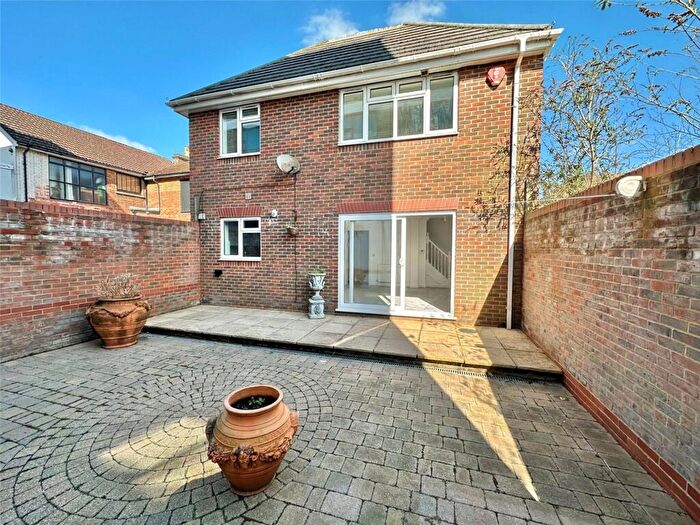 2 Bedroom Maisonette To Rent In Wharfdale Road, Bournemouth, BH4