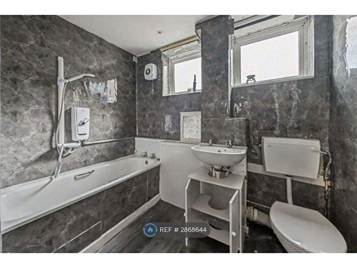 3 Bedroom Flat To Rent In Benwell Close, Newcastle Upon Tyne, NE15