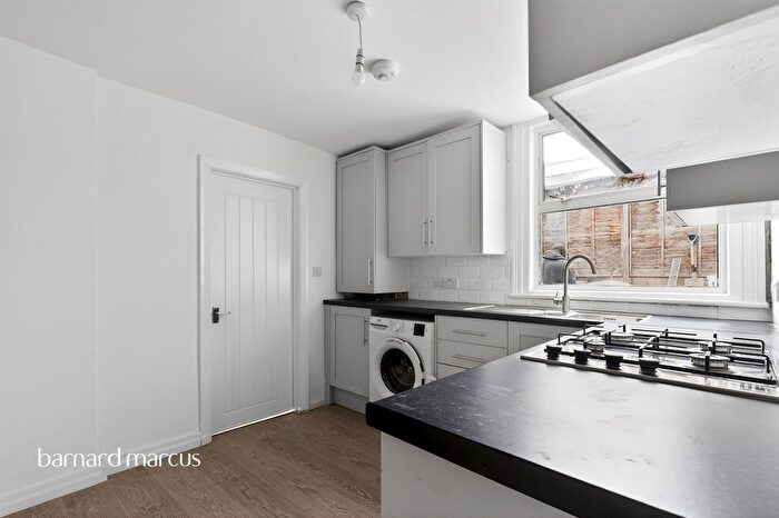 2 Bedroom Flat For Sale In Seely Road, London, SW17