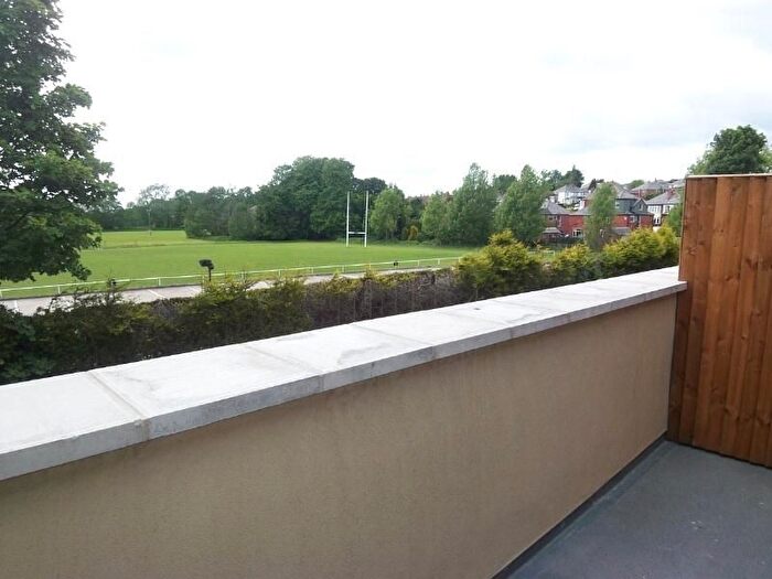 2 Bedroom Flat To Rent In Chelwood Drive, Leeds, West Yorkshire, Uk, LS8