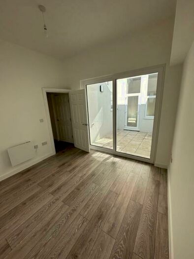 1 Bedroom Flat To Rent In Holly Lane, Goodmayes, IG3