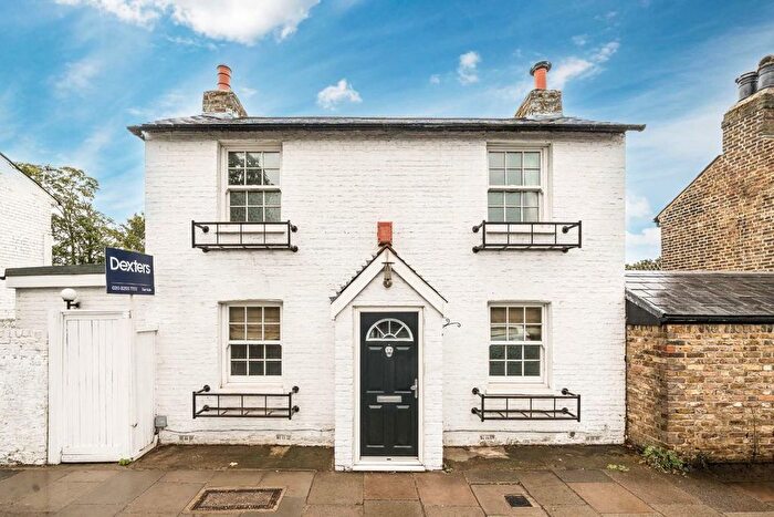 2 Bedroom Detached House For Sale In High Street, Hampton, TW12