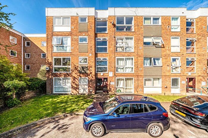 2 Bedroom Flat For Sale In Deborah Close, Isleworth, TW7