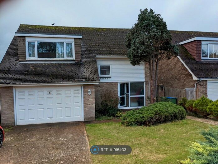 3 Bedroom Detached House To Rent In Lexden Drive, Seaford BN25