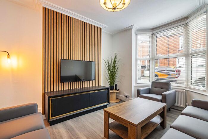 2 Bedroom Terraced House To Rent In Modern Bed Student House // Jul, LN1