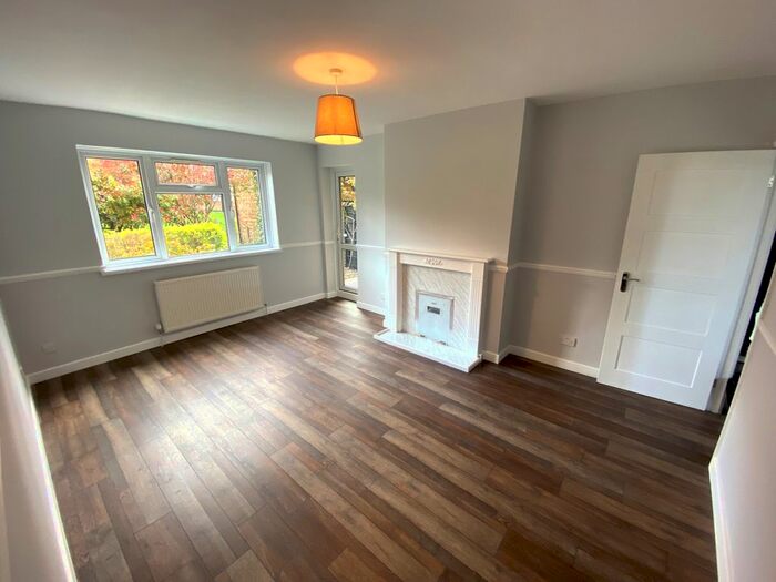 1 Bedroom Flat To Rent In Oak Hill, Woodford Green, IG8
