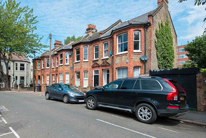 3 Bedroom Flat To Rent In Glenelg Road, London, SW2