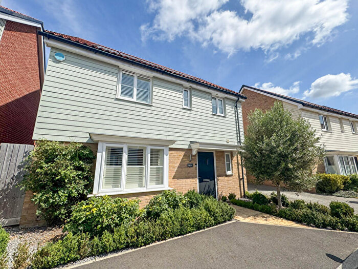 3 Bedroom Detached House For Sale In Alice Gardens, Rochford, SS4