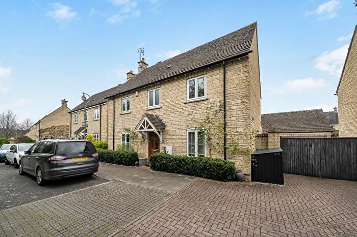 4 Bedroom Detached House For Sale In Campion Way, Witney, OX28