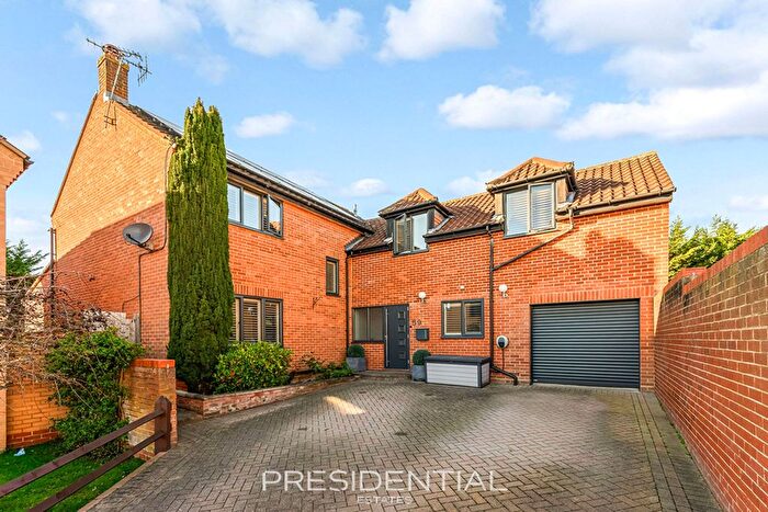 5 Bedroom Detached House For Sale In The Lindens, Loughton, IG10