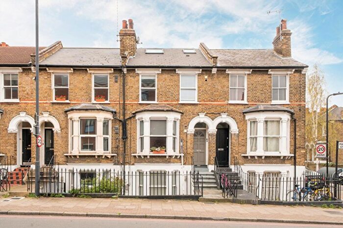 3 Bedroom Flat To Rent In Kenworthy Road, Homerton, E9