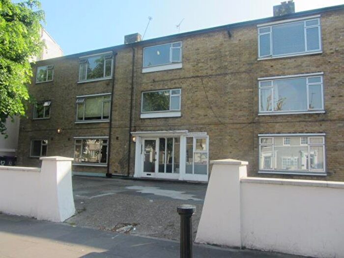 3 Bedroom Flat To Rent In Fairfield Road, London, E3