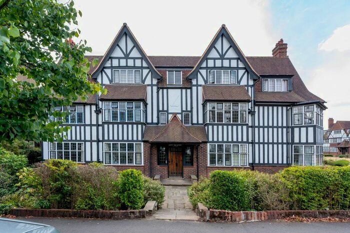 3 Bedroom Flat To Rent In Queens Drive, Acton, London, W3