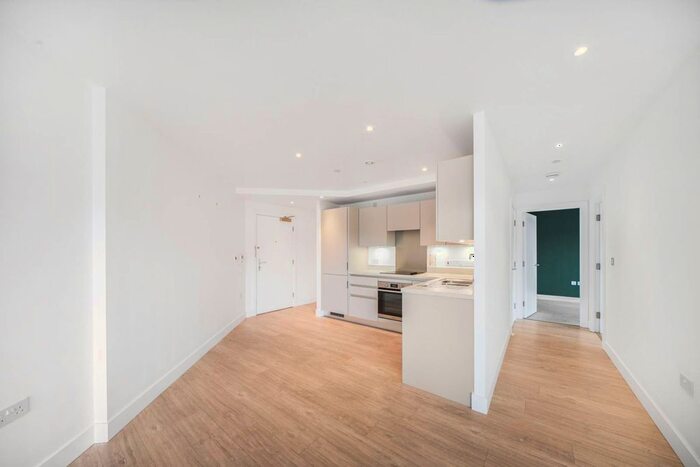 2 Bedroom Flat To Rent In Churchyard Row, Elephant And Castle, London, SE11