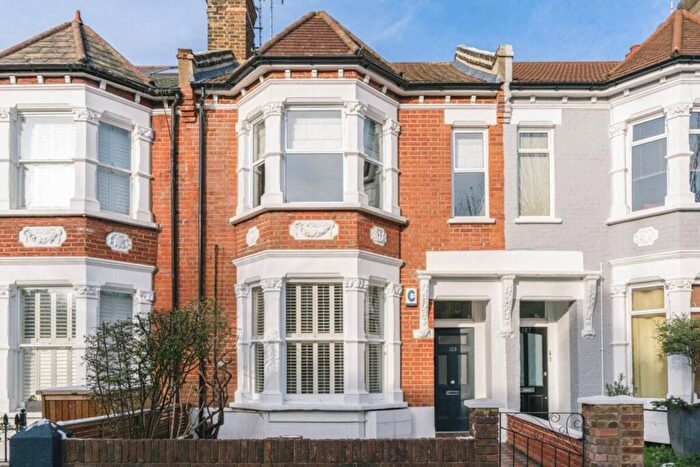 2 Bedroom Flat To Rent In Victoria Road, Queen's Park, London, NW6