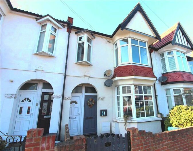 2 Bedroom Flat To Rent In Oakleigh Park Drive, Leigh-On-Sea SS9