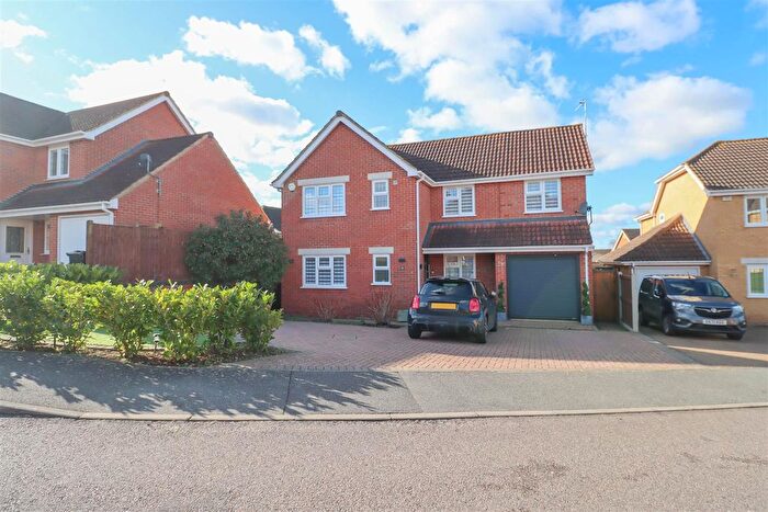 4 Bedroom Detached House For Sale In Halstead Close, Wickford, SS12