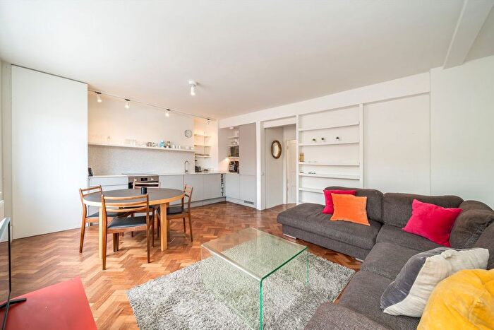 3 Bedroom Flat For Sale In Bamborough Gardens, Shepherds Bush, W12