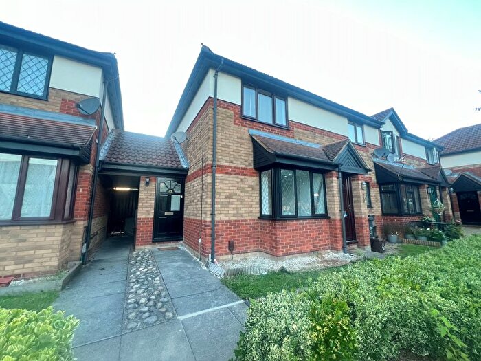 2 Bedroom Maisonette To Rent In Hollybush Way, Cheshunt, Waltham Cross, EN7