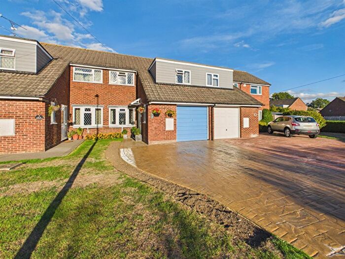 3 Bedroom Terraced House For Sale In Farm Drive, Tilehurst, Reading, RG31