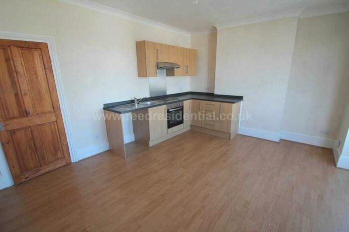 2 Bedroom Apartment To Rent In Avenue Road, Leigh On Sea, SS9